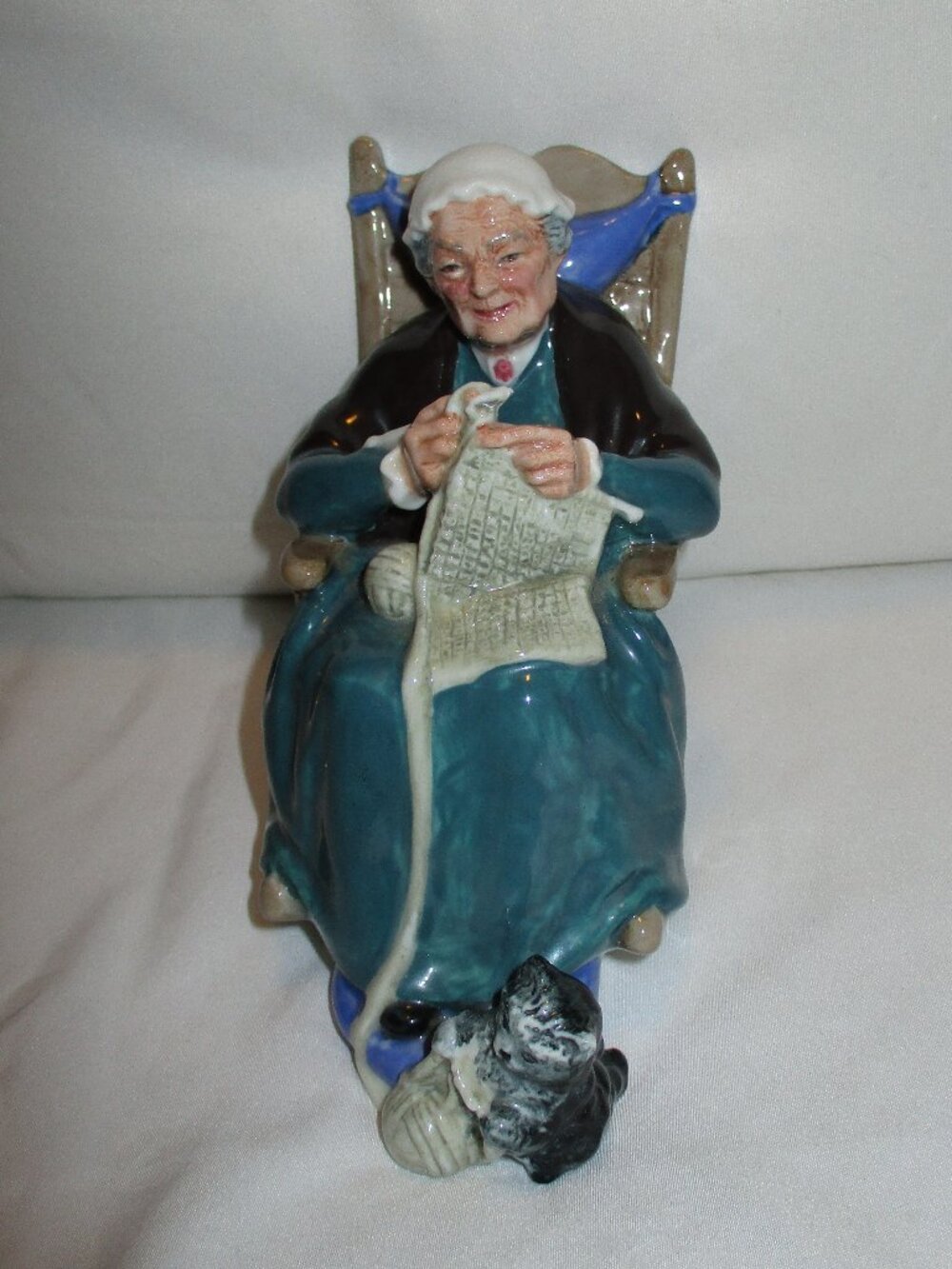 Royal Doulton England HN2256 Twilight Figurine, Woman knitting with Cat Granny